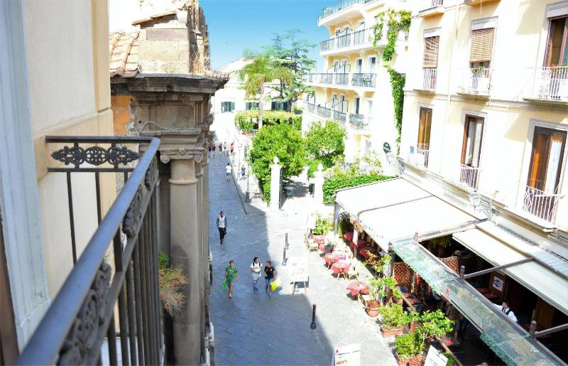 Studio with Balcony - Split Level image 2