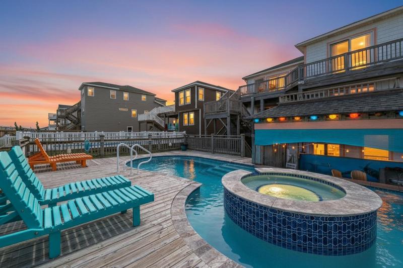Joshua's Tiki Hut - Nags Head MP 11 Oceanfront Elevator Pool Swim-Up Tiki Bar Hot Tub Pets OK - image 1
