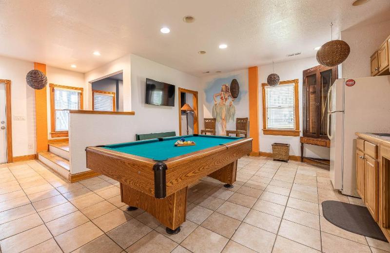 Joshua's Tiki Hut - Nags Head MP 11 Oceanfront Elevator Pool Swim-Up Tiki Bar Hot Tub Pets OK - image 34