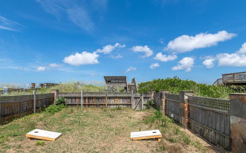 Joshua's Tiki Hut - Nags Head MP 11 Oceanfront Elevator Pool Swim-Up Tiki Bar Hot Tub Pets OK - image 9