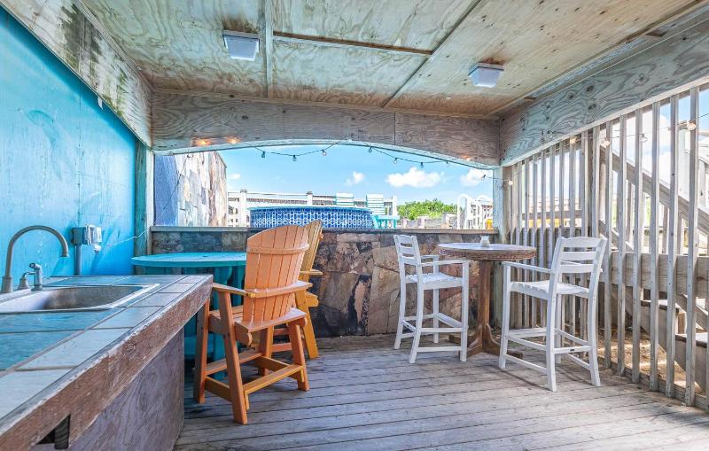 Joshua's Tiki Hut - Nags Head MP 11 Oceanfront Elevator Pool Swim-Up Tiki Bar Hot Tub Pets OK - image 6
