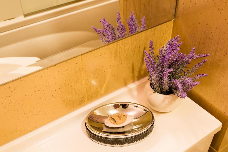 Romantic Suite with Spa access image 2