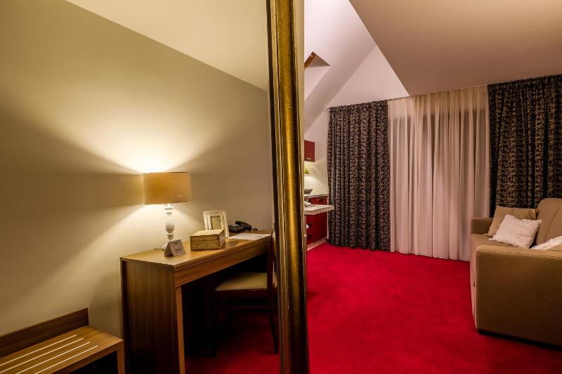 Romantic Suite with Spa access image 3
