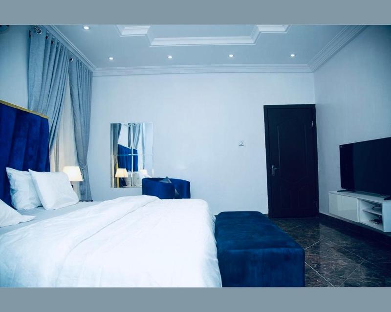 Luxury One Bedroom Apartment - image 15