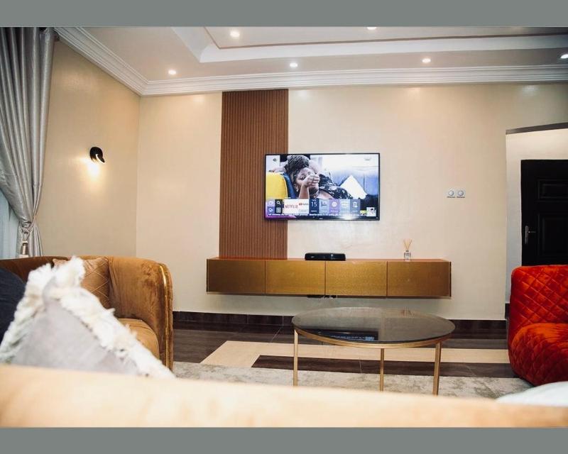 Luxury One Bedroom Apartment - image 3