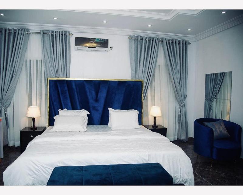 Luxury One Bedroom Apartment - image 7