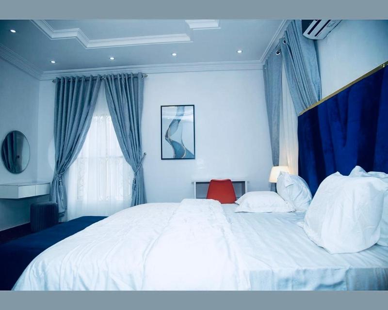 Luxury One Bedroom Apartment - image 9