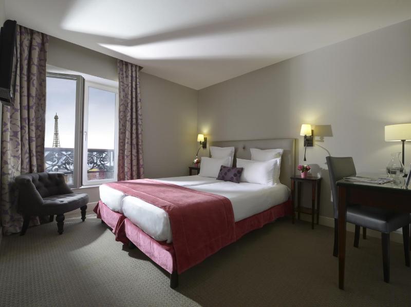 Classic Twin Room - Eiffel Tower View image 3