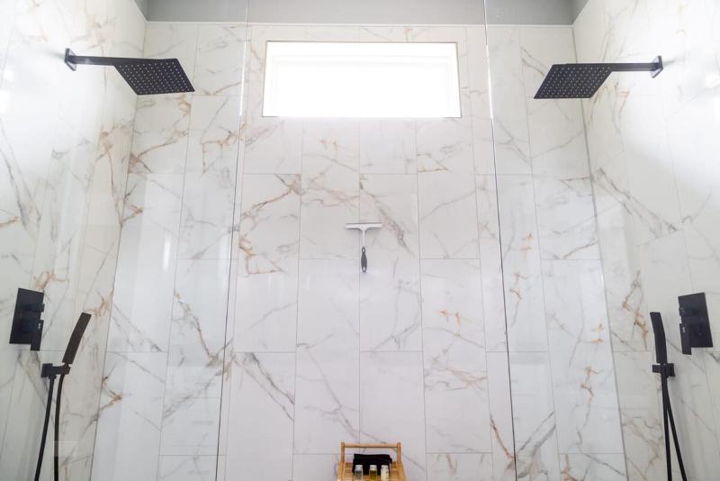 Lovely Modern 3BR-3BA Grove Home ABODEbucks - image 5