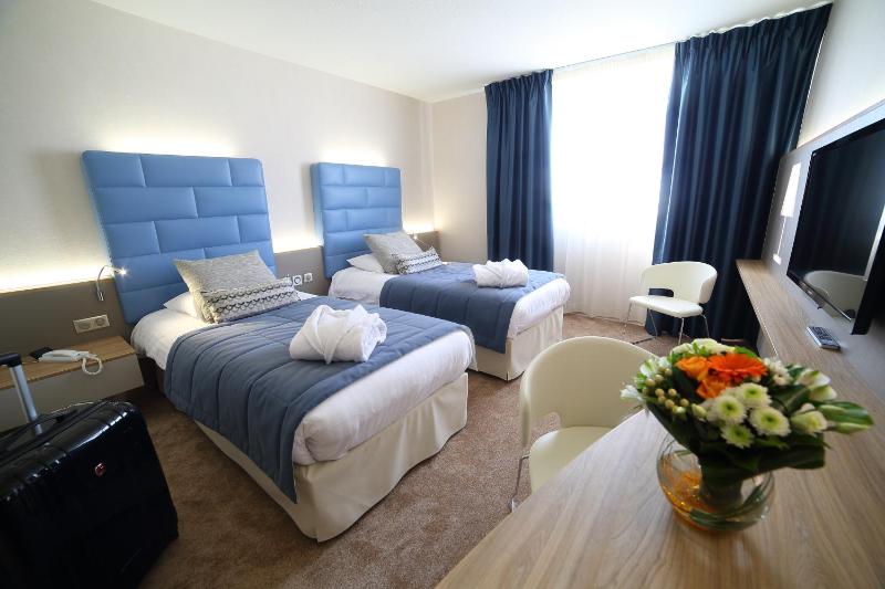 Superior Twin Room image 1