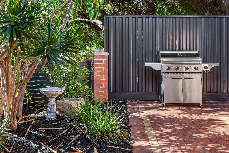 Scarborough Retreat -3BRM 5mins to the beach - image 9
