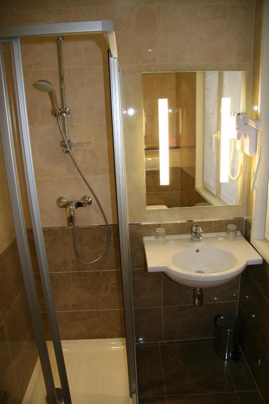 Twin Room image 2