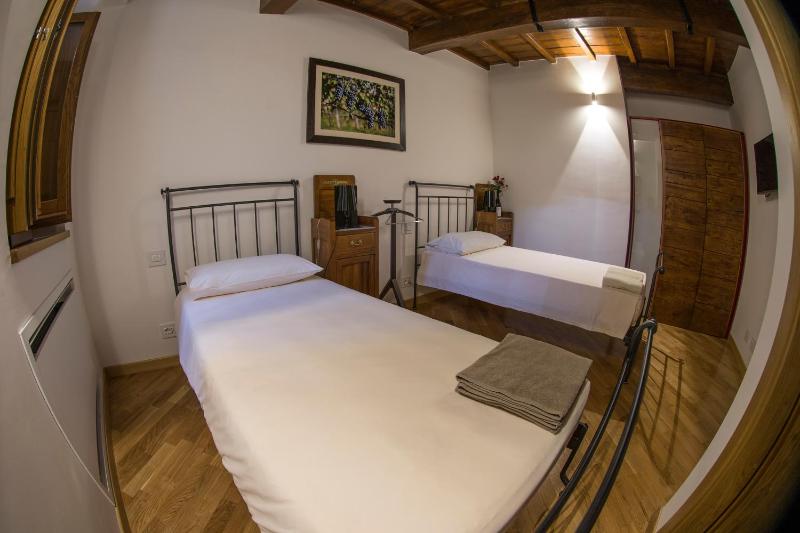 Twin Room with City View image 2