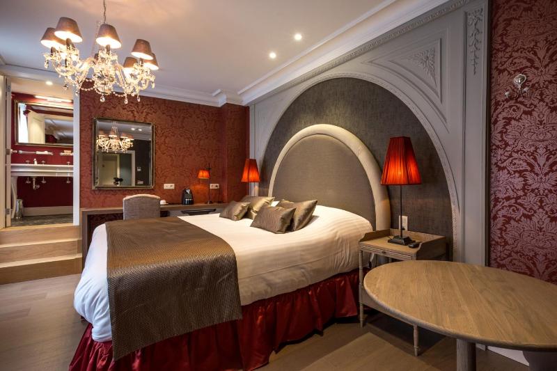 Deluxe Room image 4