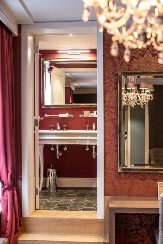 Deluxe Room image 3