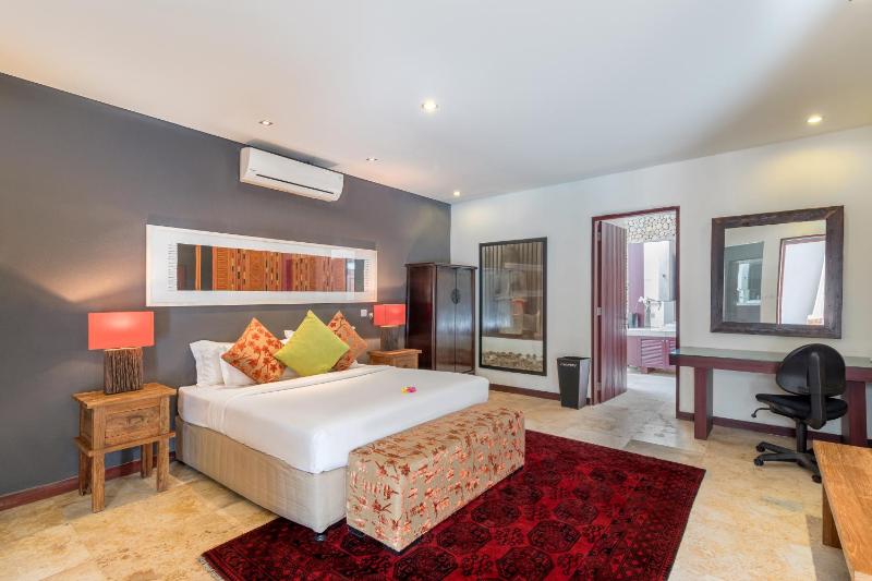 Joglo-Style 3 Bedroom Villa in Heart Of Seminyak - image 29