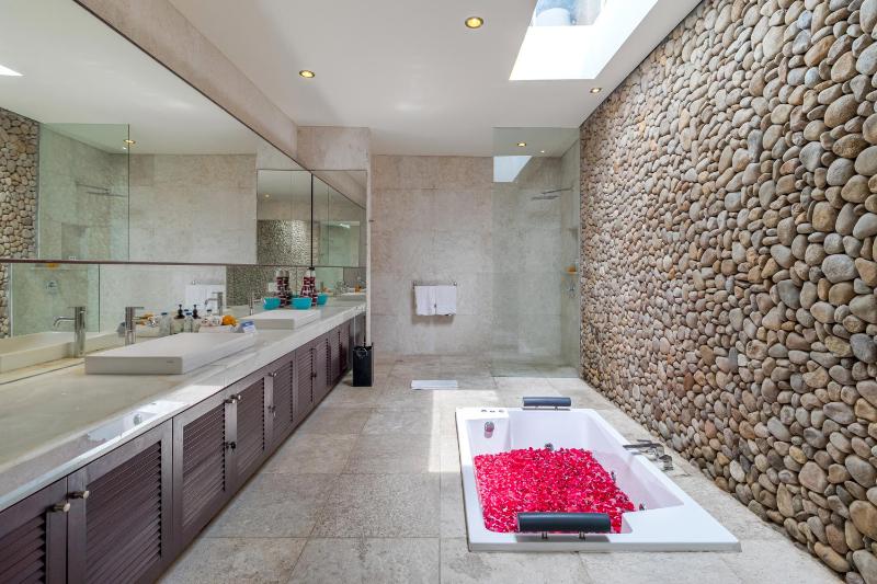 Joglo-Style 3 Bedroom Villa in Heart Of Seminyak - image 28