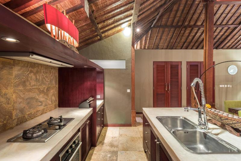 Joglo-Style 3 Bedroom Villa in Heart Of Seminyak - image 39