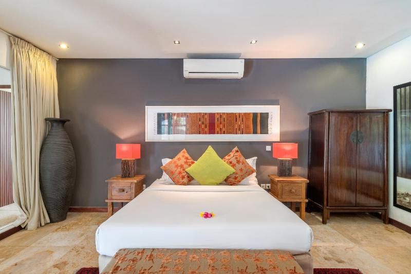 Joglo-Style 3 Bedroom Villa in Heart Of Seminyak - image 14
