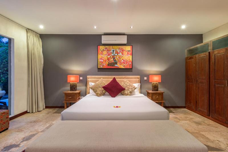 Joglo-Style 3 Bedroom Villa in Heart Of Seminyak - image 24
