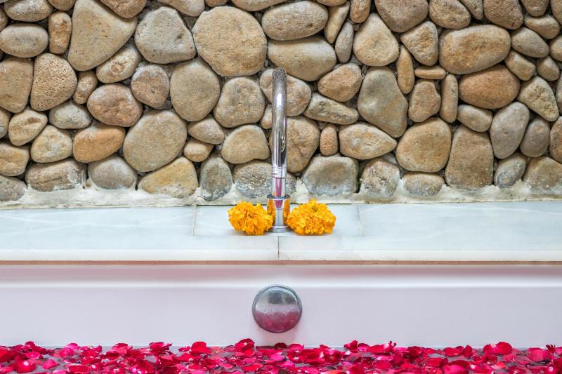 Joglo-Style 3 Bedroom Villa in Heart Of Seminyak - image 42