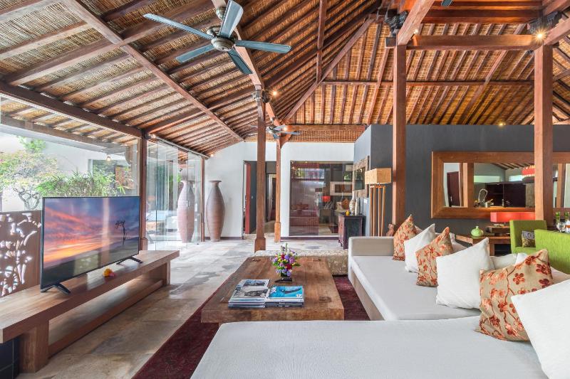 Joglo-Style 3 Bedroom Villa in Heart Of Seminyak - image 48
