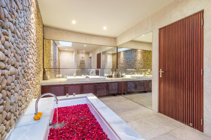 Joglo-Style 3 Bedroom Villa in Heart Of Seminyak - image 12
