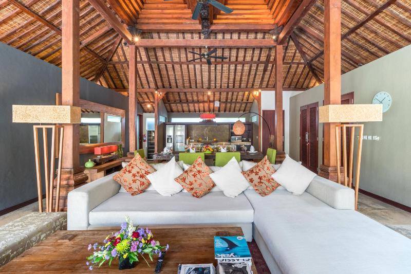 Joglo-Style 3 Bedroom Villa in Heart Of Seminyak - image 11