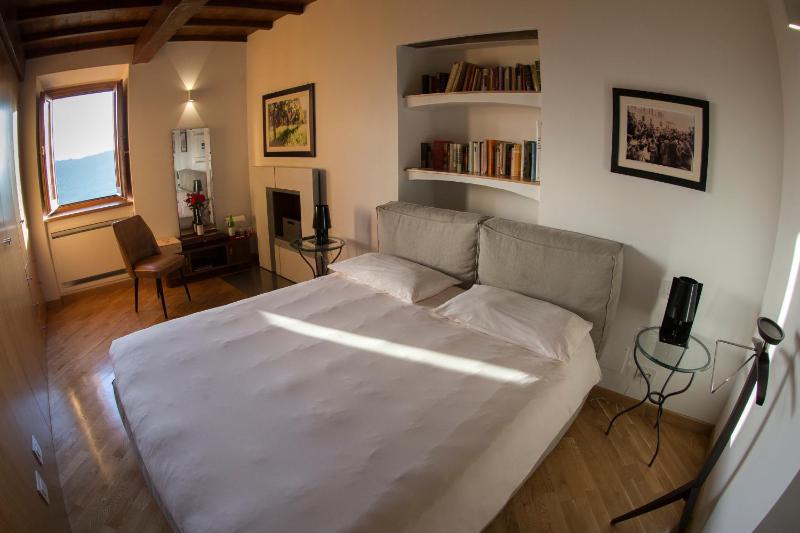 Double Room image 4