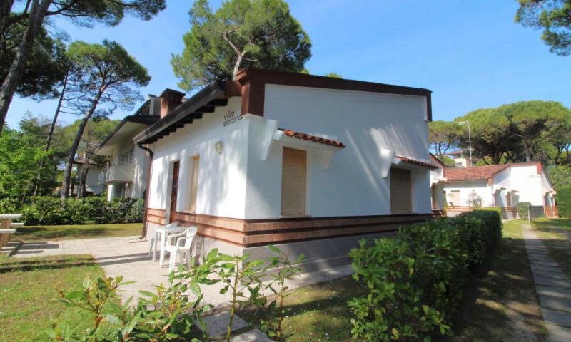 Cozy villa close to the beach - image 15