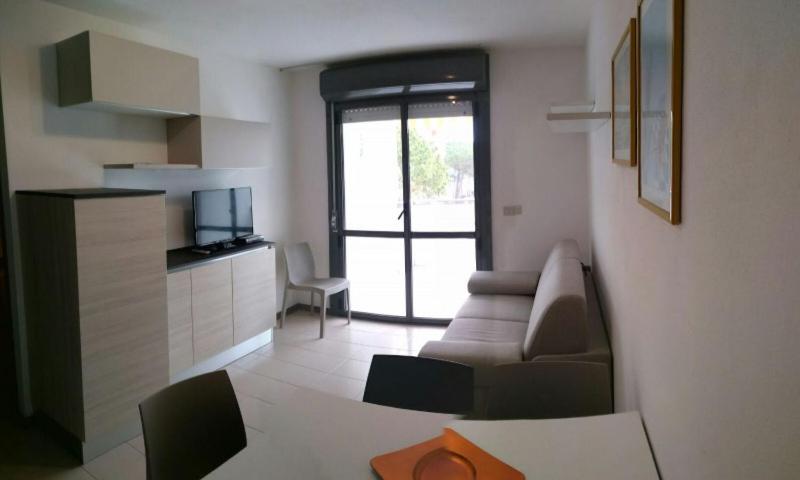 Flat with balcony and shared pool - image 12