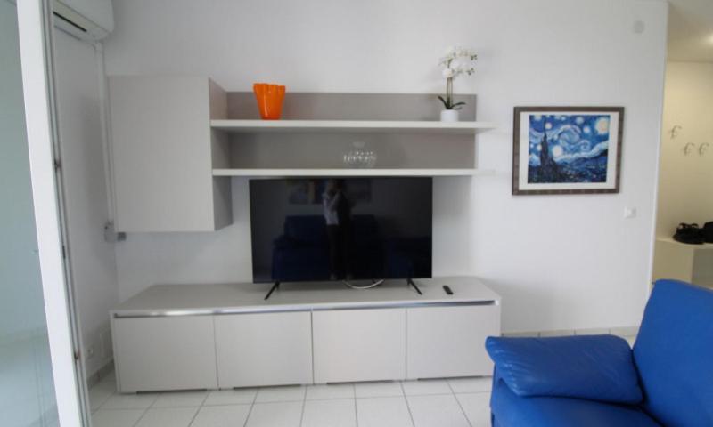 Top floor apartment with sea view - image 18