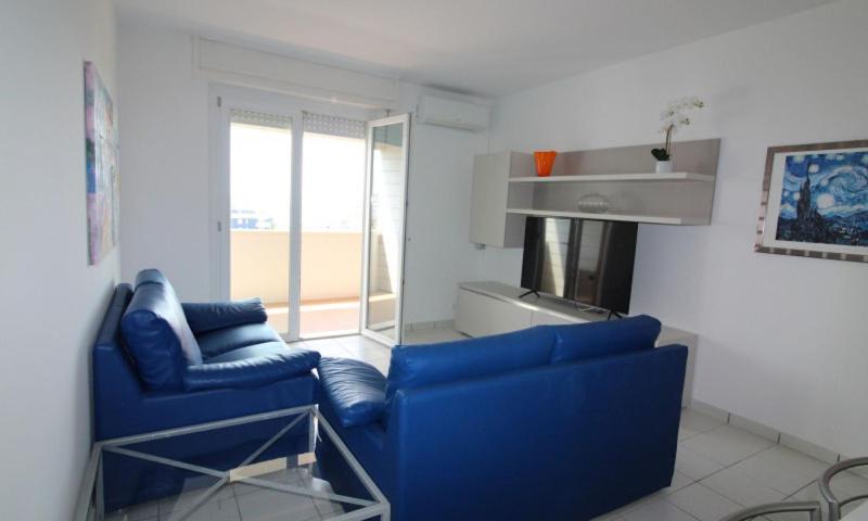 Top floor apartment with sea view - image 25