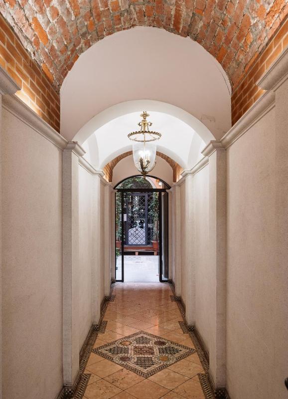 Classbnb - Luxury Apartment in Milan's Fashion District - 5 Min from Galleria Vittorio Emanuele II - image 6