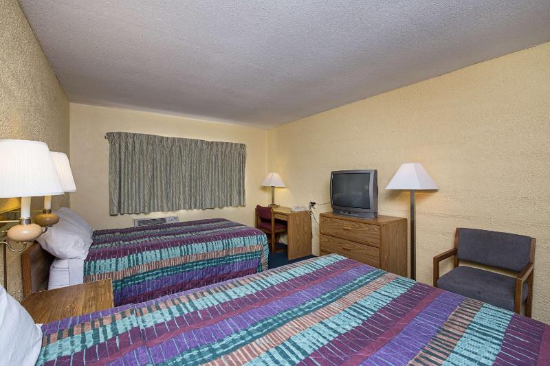 Quadruple Room - Non-Smoking image 3