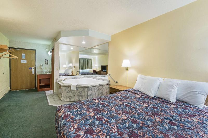 Double Room - Disability Access - Non-Smoking image 3