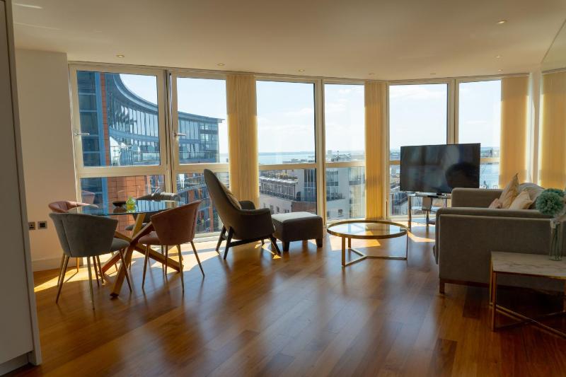 Victorious Apartment- 2 Bedroom Luxe - image 35
