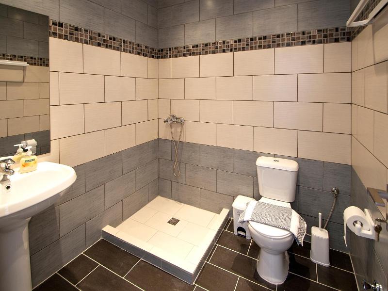 Quadruple Room image 2