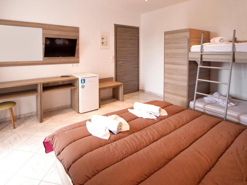 Quadruple Room image 4
