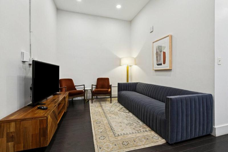 Ther Gregory Suite 101 ADA - image 9