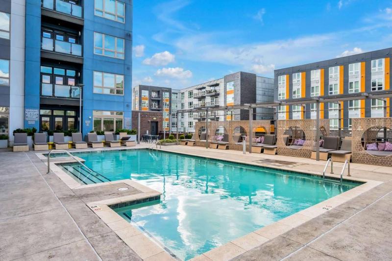 Skyline Retreat - Free Parking Pool Balcony - image 24