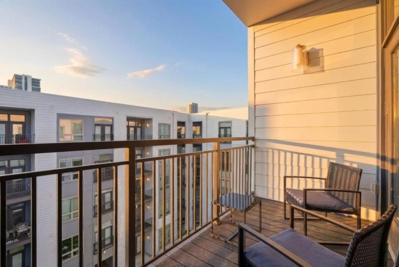 Skyline Retreat - Free Parking Pool Balcony - image 40