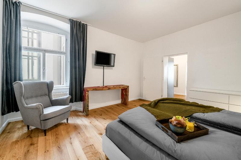 The Rheinsberger Mitte 80m2 2BR & Living Room downtown location Sleeps 6 - image 11