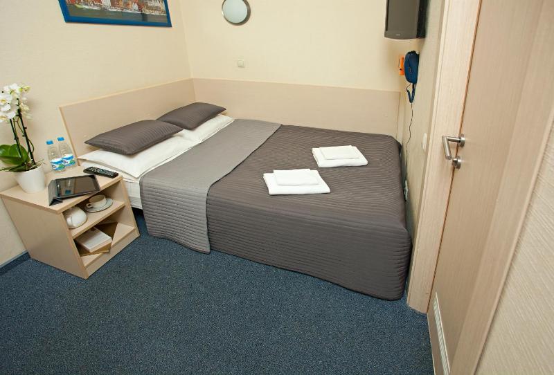 Standard Twin room Terminal E (transit area) image 1