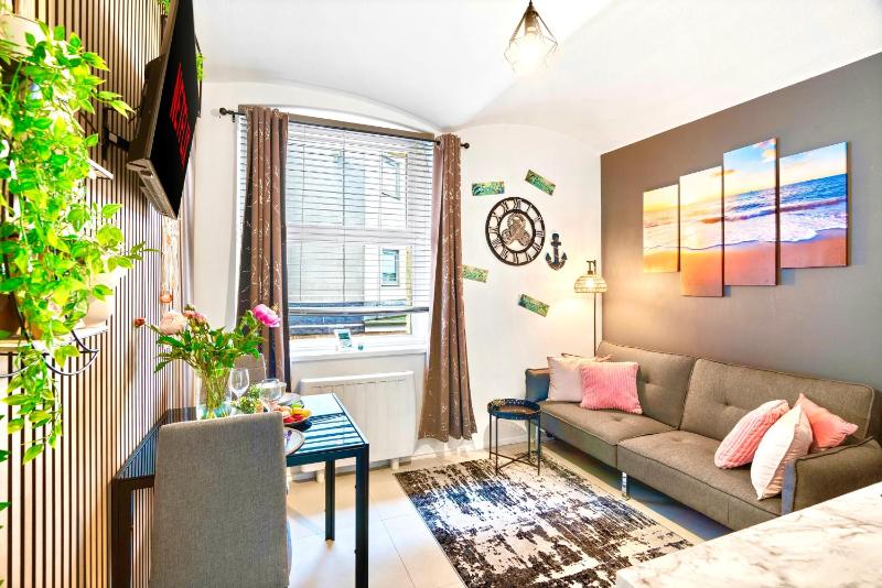 Brighton Apartment Walk to Cafés Beach & The Lanes Parking Available at Extra Cost on Request Only GioStays - image 26