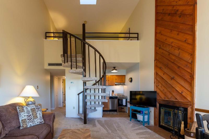 Cozy Chalet Pool & Hot Tub Mountain Views - image 16