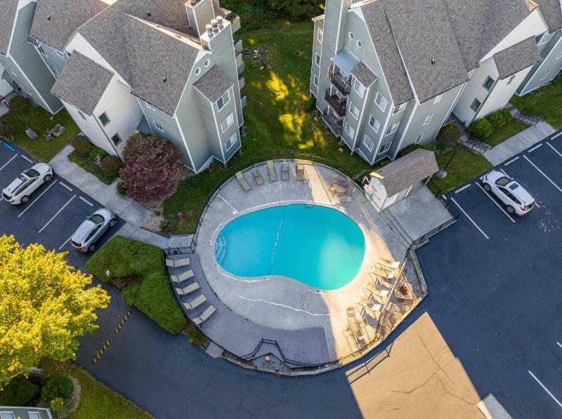 Cozy Chalet Pool & Hot Tub Mountain Views - image 11
