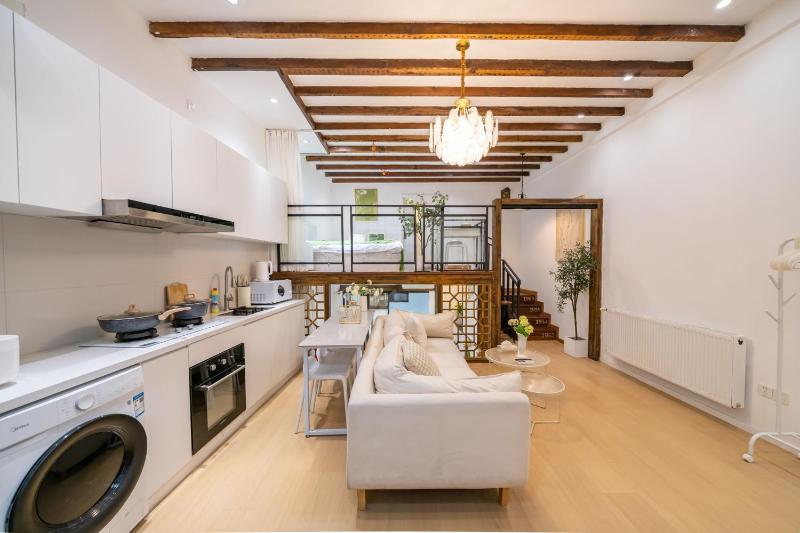 ChaoYang - Bright Open-Plan Loft with Rustic Wooden Beams - image 13