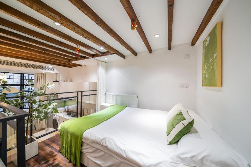 ChaoYang - Bright Open-Plan Loft with Rustic Wooden Beams - image 7