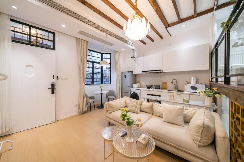 ChaoYang - Bright Open-Plan Loft with Rustic Wooden Beams - image 10